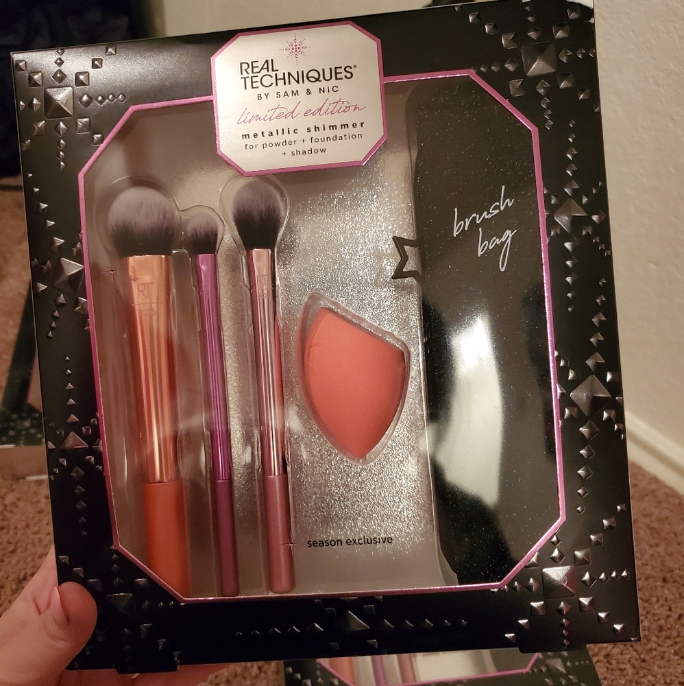 Real techniques brush set with sponge